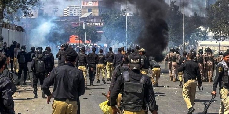 Protesters storm US Consulate in Pakistan, at least 9 dead